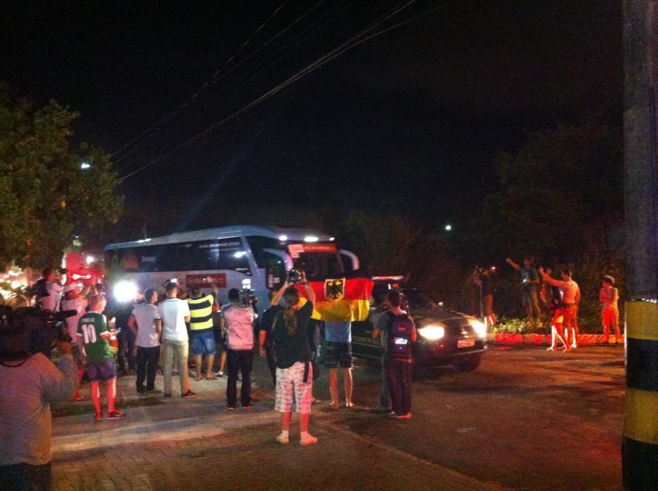 Alemanha  recebida por torcedores em Salvador aps preparao em Santa Cruz de Cabrlia