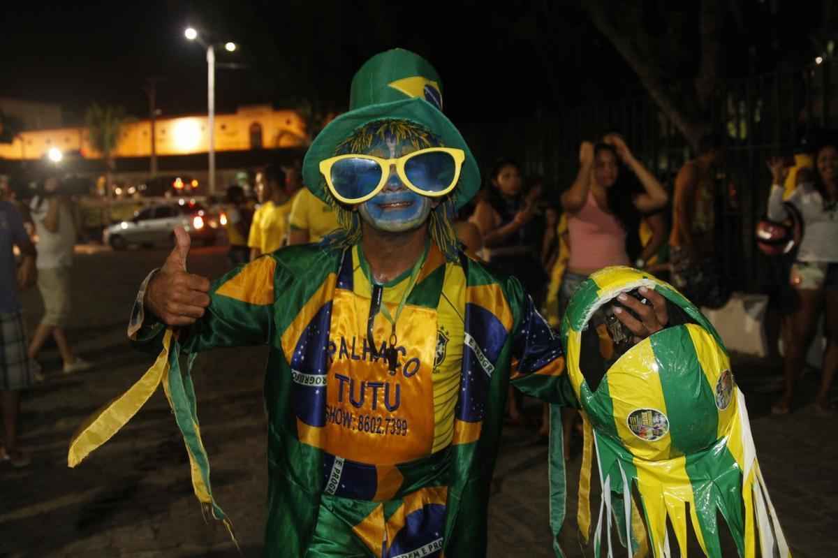 Seleo Brasileira entra pelos fundos e frustra torcedores que aguardavam a chegada da delegao em frente a entrada principal do Marina Park Hotel, em Fortaleza, Cear.