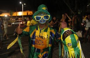 Seleo Brasileira entra pelos fundos e frustra torcedores que aguardavam a chegada da delegao em frente a entrada principal do Marina Park Hotel, em Fortaleza, Cear.