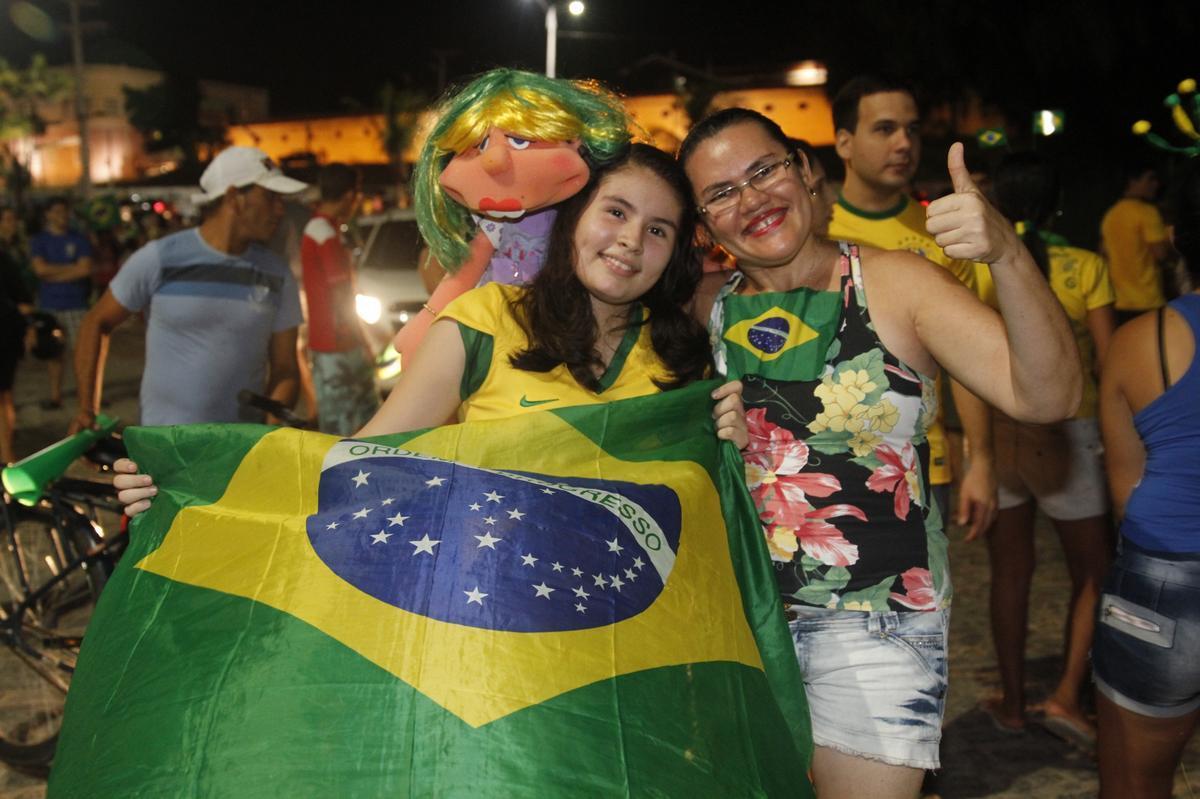 Seleo Brasileira entra pelos fundos e frustra torcedores que aguardavam a chegada da delegao em frente a entrada principal do Marina Park Hotel, em Fortaleza, Cear.