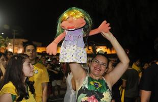 Seleo Brasileira entra pelos fundos e frustra torcedores que aguardavam a chegada da delegao em frente a entrada principal do Marina Park Hotel, em Fortaleza, Cear.