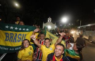 Seleo Brasileira entra pelos fundos e frustra torcedores que aguardavam a chegada da delegao em frente a entrada principal do Marina Park Hotel, em Fortaleza, Cear.