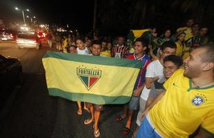 Seleo Brasileira entra pelos fundos e frustra torcedores que aguardavam a chegada da delegao em frente a entrada principal do Marina Park Hotel, em Fortaleza, Cear.