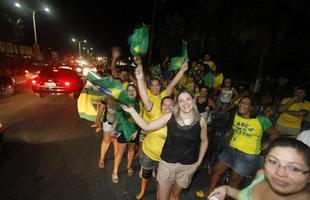 Seleo Brasileira entra pelos fundos e frustra torcedores que aguardavam a chegada da delegao em frente a entrada principal do Marina Park Hotel, em Fortaleza, Cear.