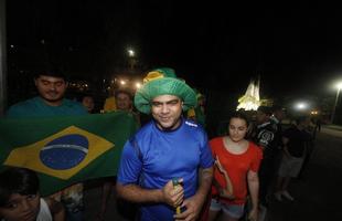 Seleo Brasileira entra pelos fundos e frustra torcedores que aguardavam a chegada da delegao em frente a entrada principal do Marina Park Hotel, em Fortaleza, Cear.