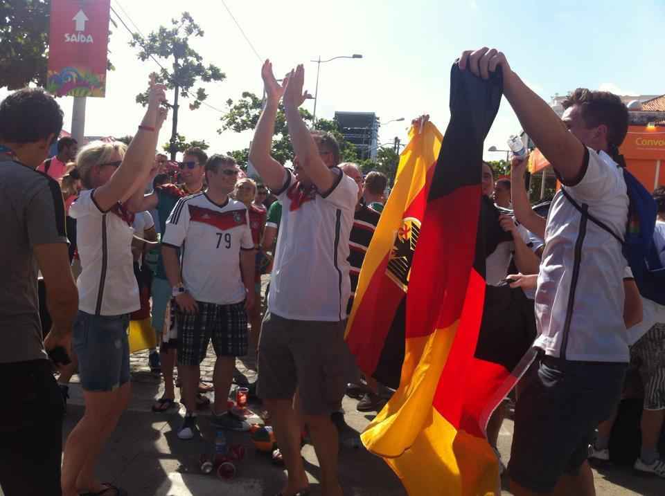 Torcedores Alemes animaram Fan Fest no Recife durante jogo contra os portugueses