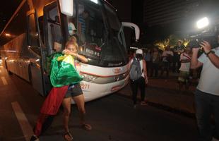 Torcedores pararam o trnsito da Avenida Baro de Souza Leo para receber os Ticos