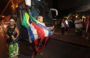 Torcedores pararam o trnsito da Avenida Baro de Souza Leo para receber os Ticos