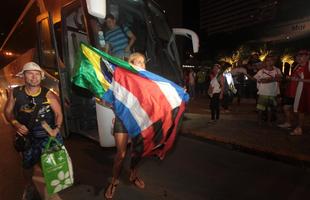 Torcedores pararam o trnsito da Avenida Baro de Souza Leo para receber os Ticos