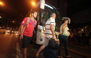 Torcedores pararam o trnsito da Avenida Baro de Souza Leo para receber os Ticos