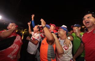 Torcedores pararam o trnsito da Avenida Baro de Souza Leo para receber os Ticos