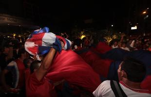 Torcedores pararam o trnsito da Avenida Baro de Souza Leo para receber os Ticos