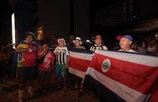 Torcedores pararam o trnsito da Avenida Baro de Souza Leo para receber os Ticos