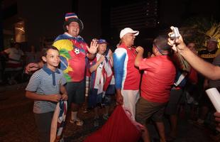 Torcedores pararam o trnsito da Avenida Baro de Souza Leo para receber os Ticos