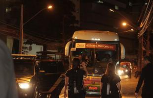 Torcedores pararam o trnsito da Avenida Baro de Souza Leo para receber os Ticos