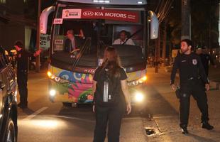 Torcedores pararam o trnsito da Avenida Baro de Souza Leo para receber os Ticos