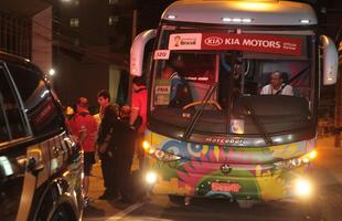 Torcedores pararam o trnsito da Avenida Baro de Souza Leo para receber os Ticos