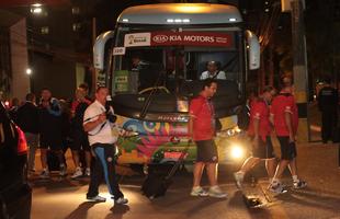 Torcedores pararam o trnsito da Avenida Baro de Souza Leo para receber os Ticos