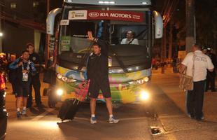 Torcedores pararam o trnsito da Avenida Baro de Souza Leo para receber os Ticos