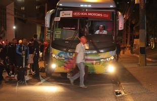 Torcedores pararam o trnsito da Avenida Baro de Souza Leo para receber os Ticos