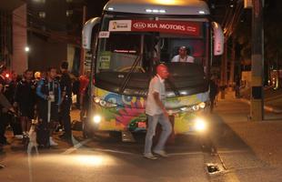 Torcedores pararam o trnsito da Avenida Baro de Souza Leo para receber os Ticos