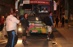 Torcedores pararam o trnsito da Avenida Baro de Souza Leo para receber os Ticos