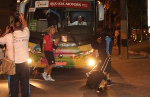 Torcedores pararam o trnsito da Avenida Baro de Souza Leo para receber os Ticos