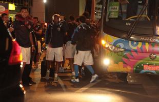 Torcedores pararam o trnsito da Avenida Baro de Souza Leo para receber os Ticos