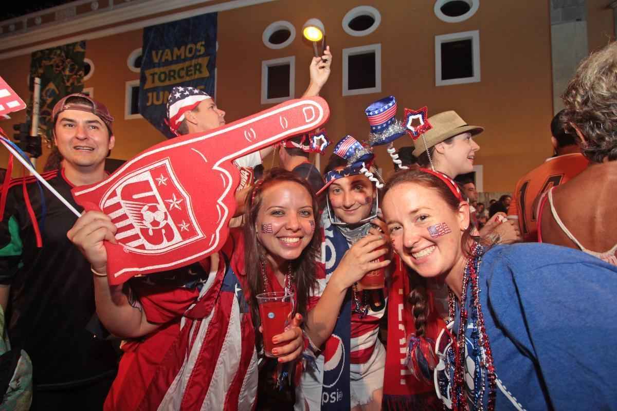 Ianques tomaram o Cais da Alfndega para acompanhar EUA x Portugal