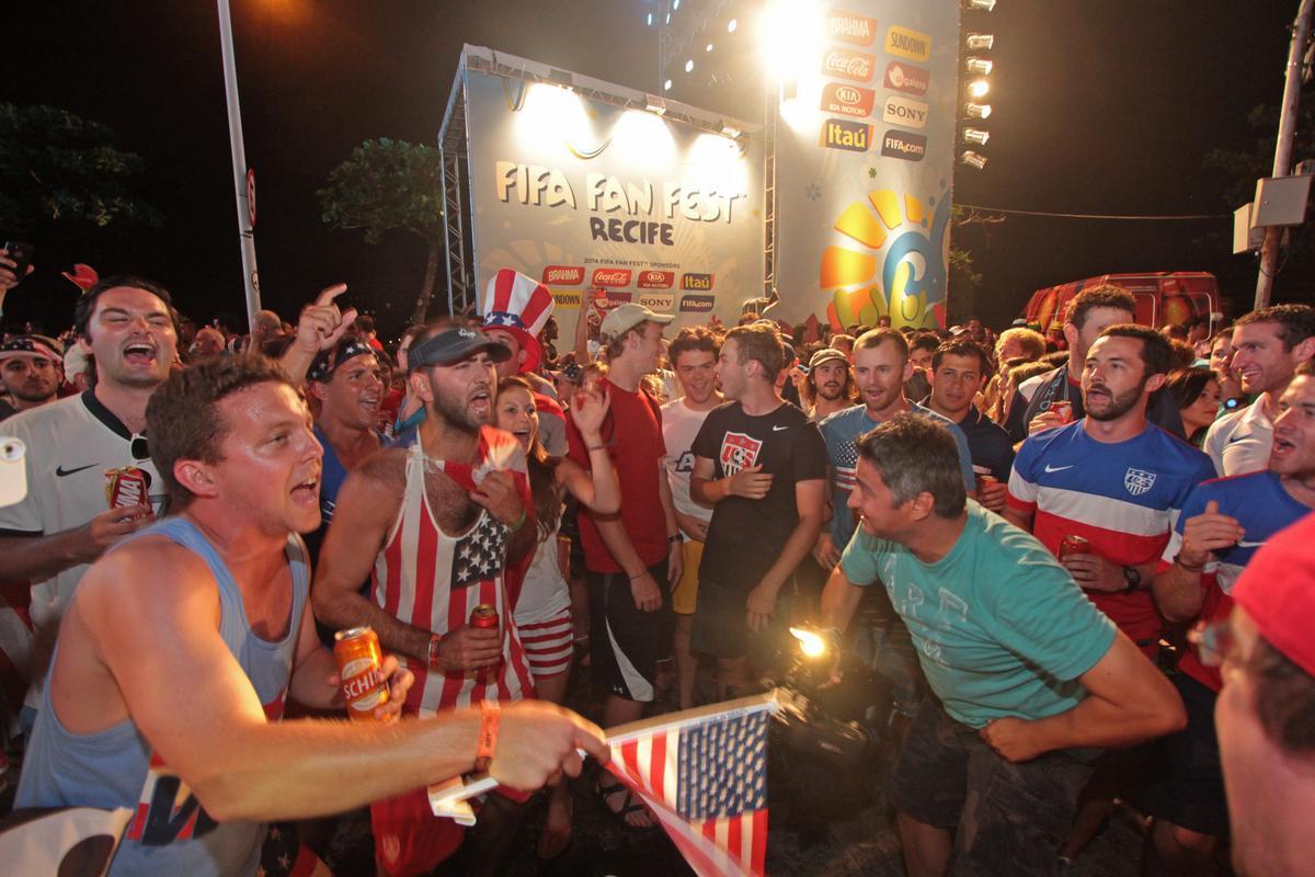 Ianques tomaram o Cais da Alfndega para acompanhar EUA x Portugal