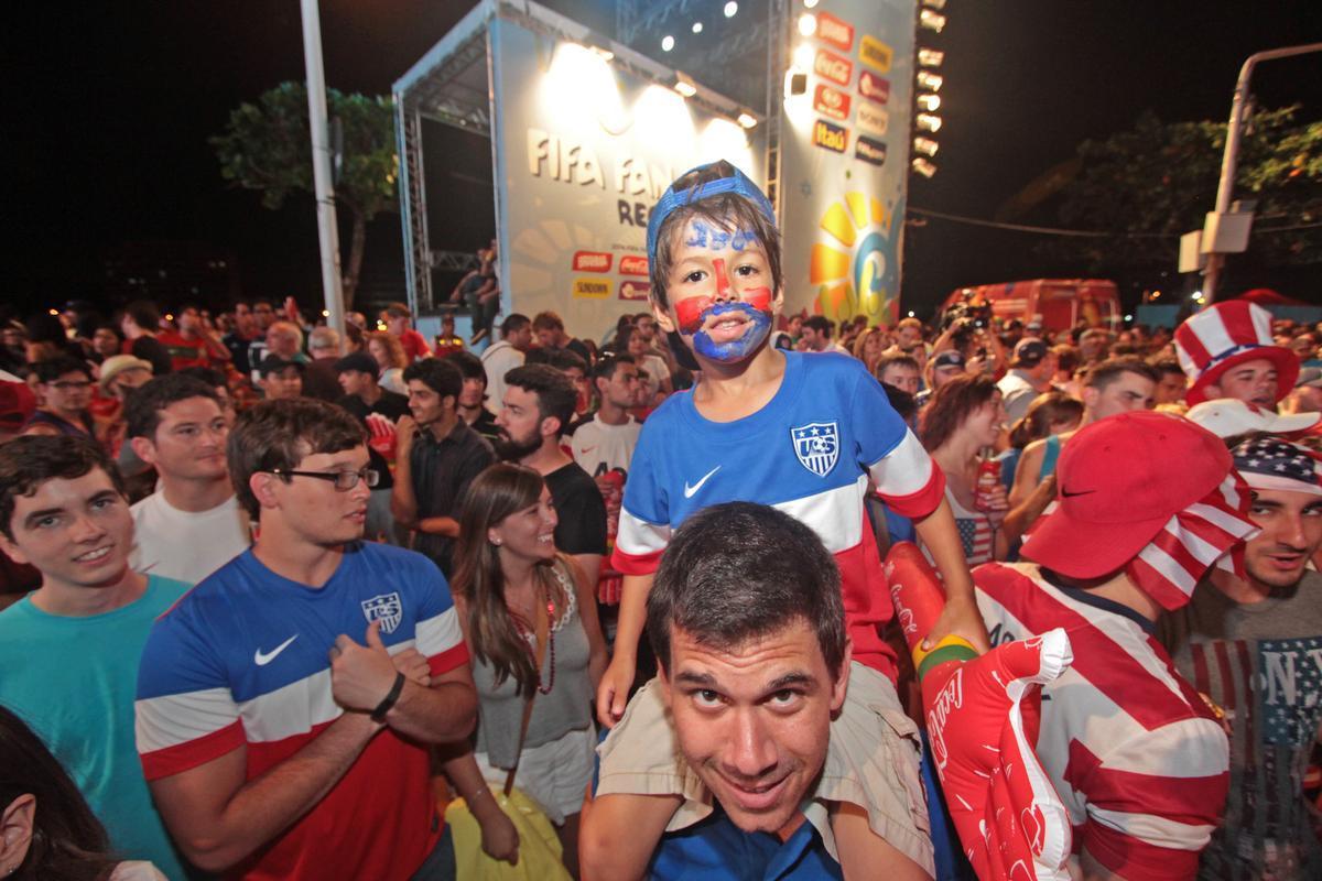 Ianques tomaram o Cais da Alfndega para acompanhar EUA x Portugal