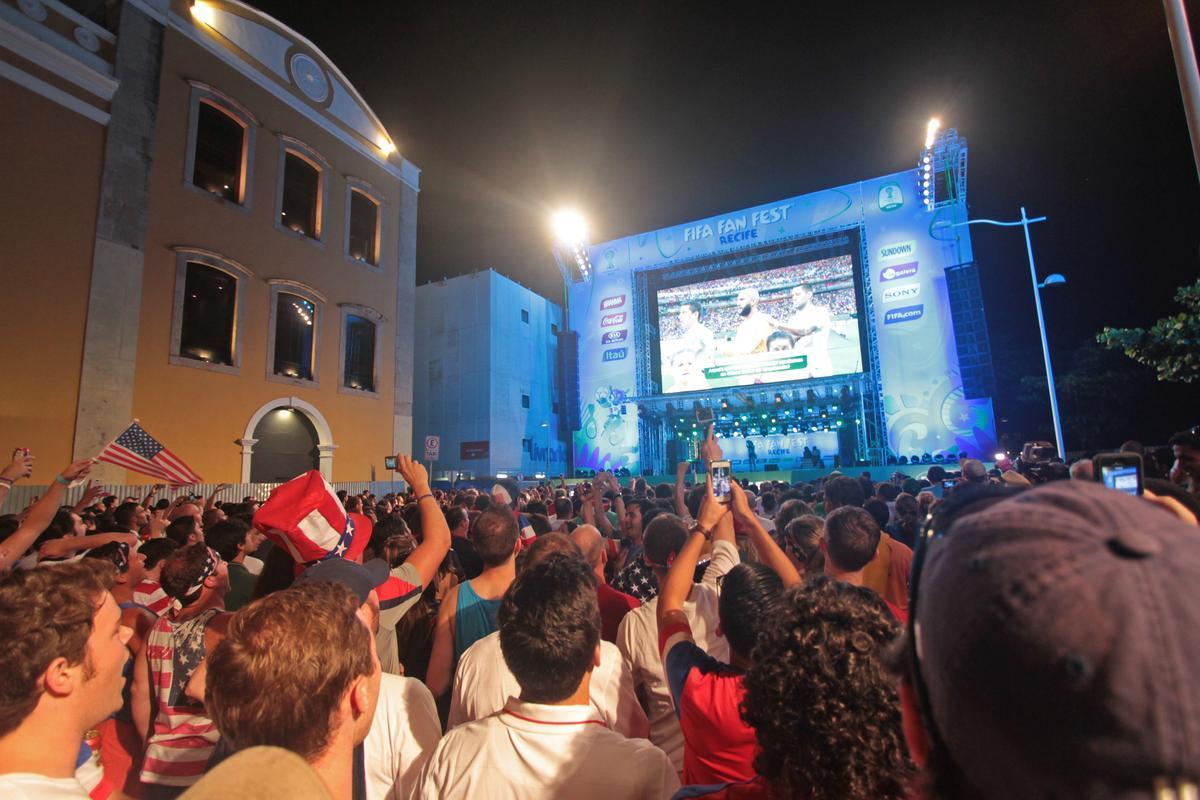 Ianques tomaram o Cais da Alfndega para acompanhar EUA x Portugal