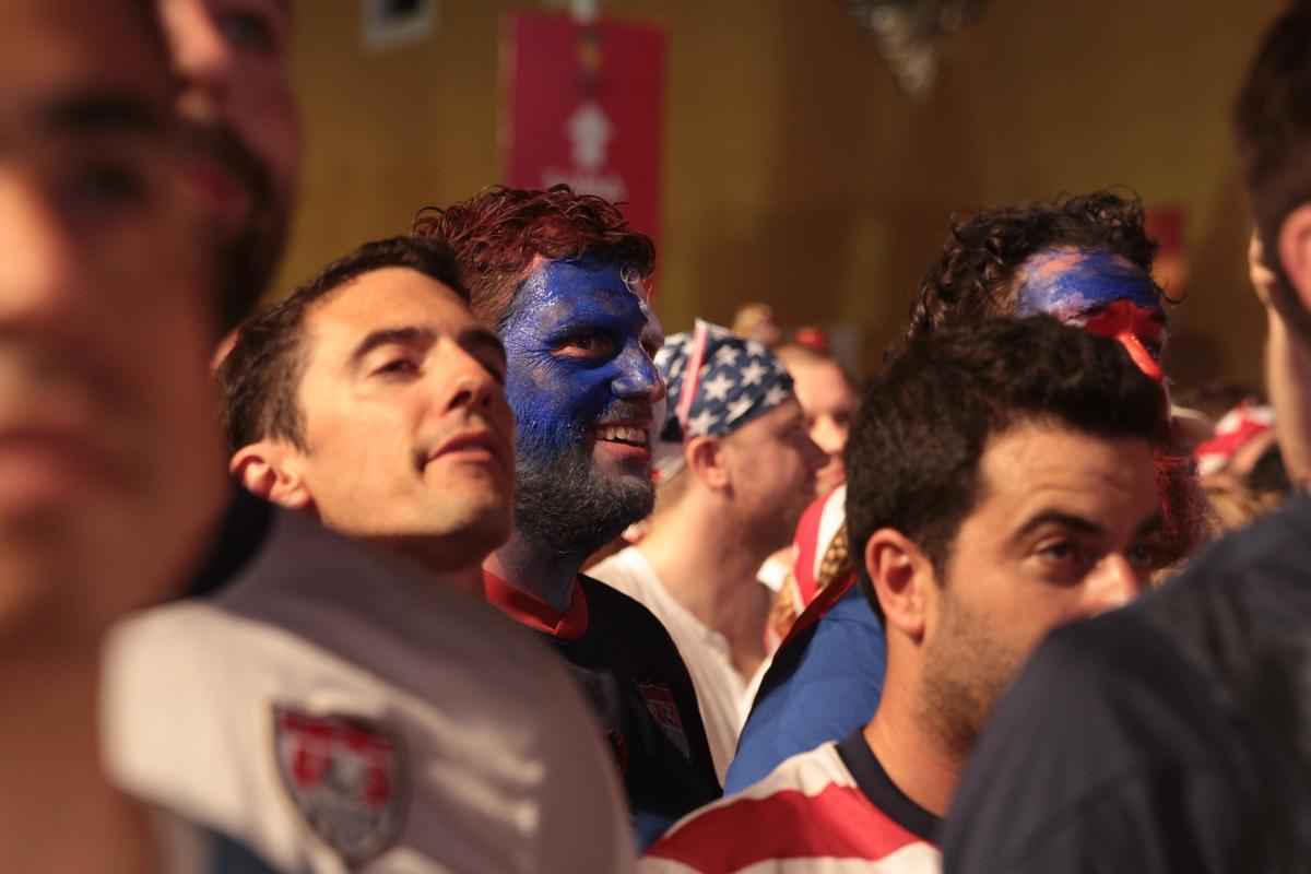 Ianques tomaram o Cais da Alfndega para acompanhar EUA x Portugal