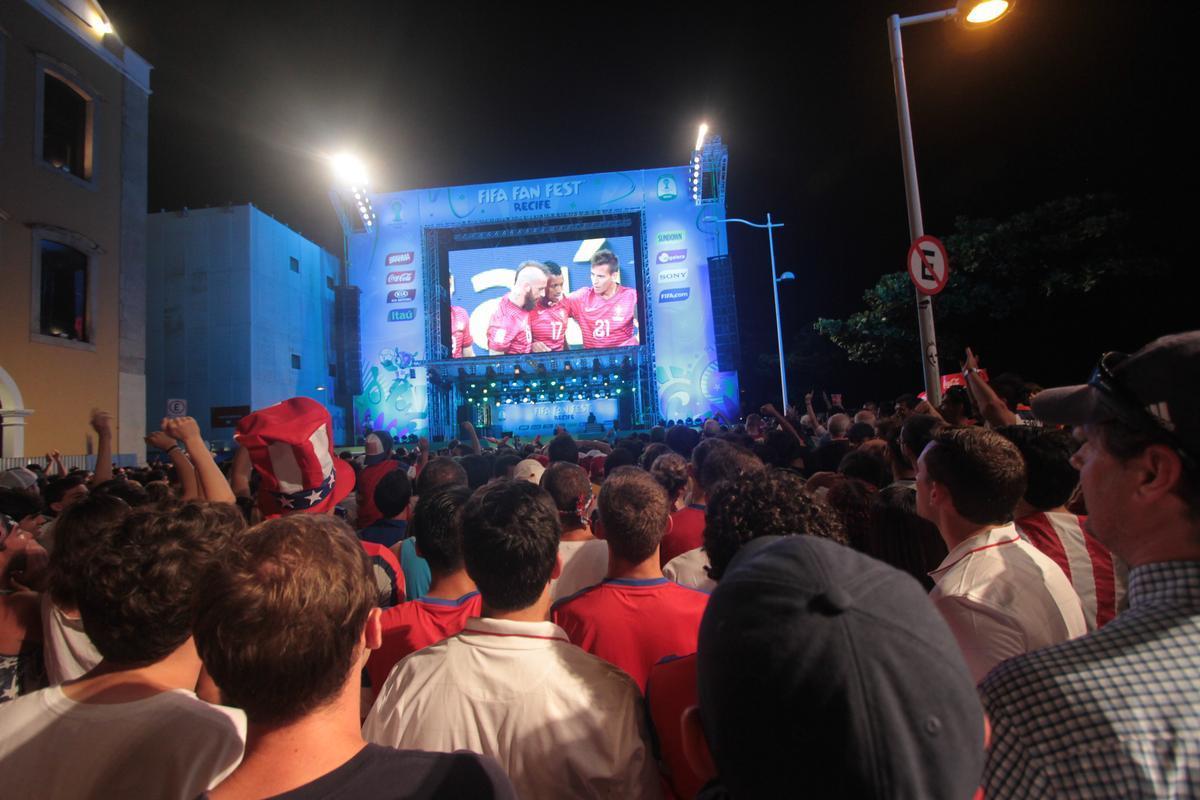Ianques tomaram o Cais da Alfndega para acompanhar EUA x Portugal