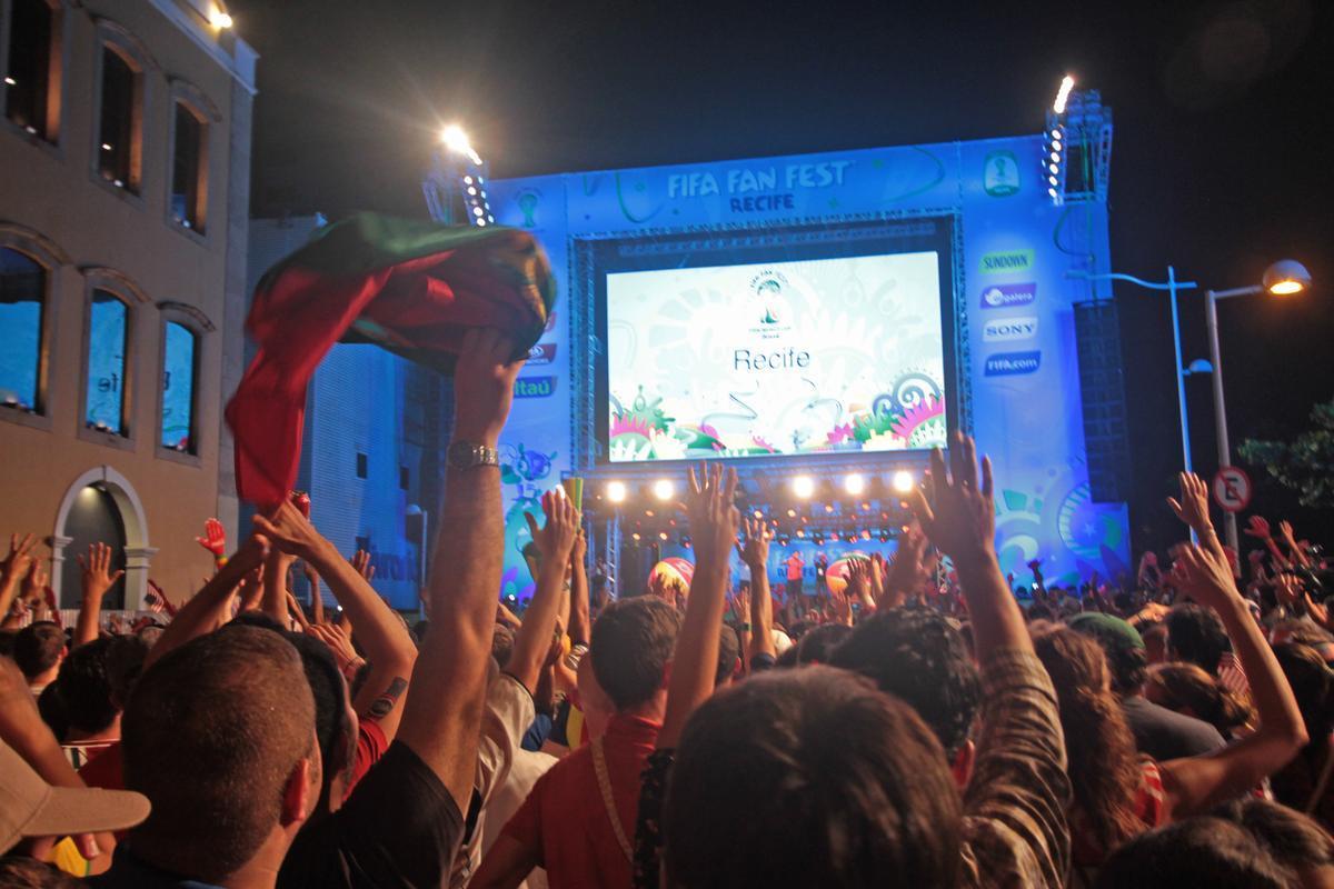 Ianques tomaram o Cais da Alfndega para acompanhar EUA x Portugal