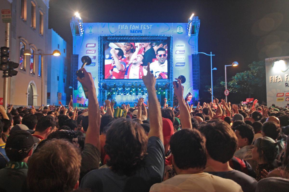 Ianques tomaram o Cais da Alfndega para acompanhar EUA x Portugal