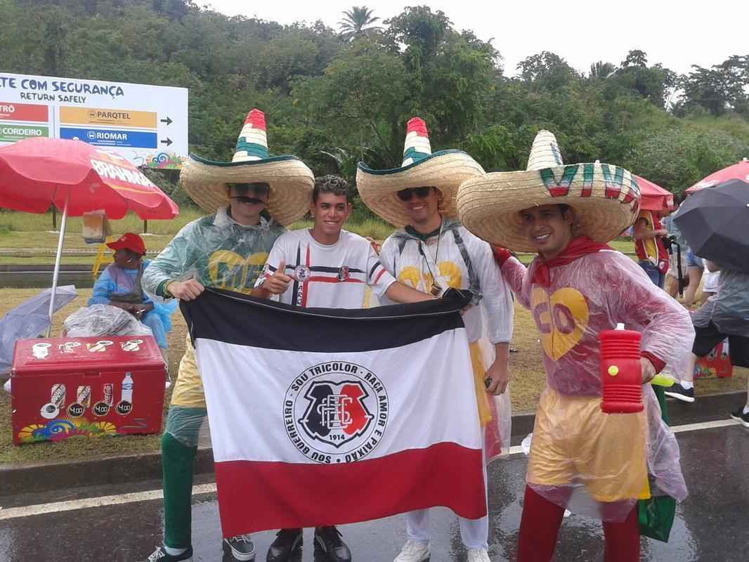 Torcedores mexicanos, croatas e brasileiros fizeram a festa no entorno da Arena Pernambuco