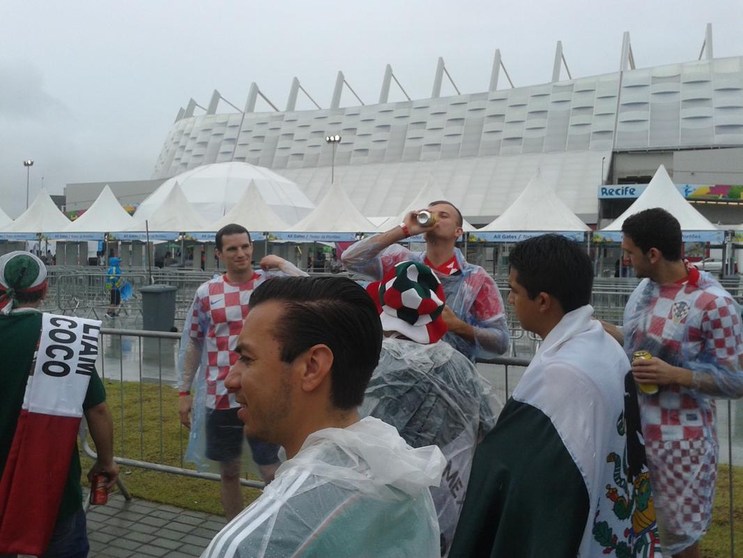 Torcedores mexicanos, croatas e brasileiros fizeram a festa no entorno da Arena Pernambuco