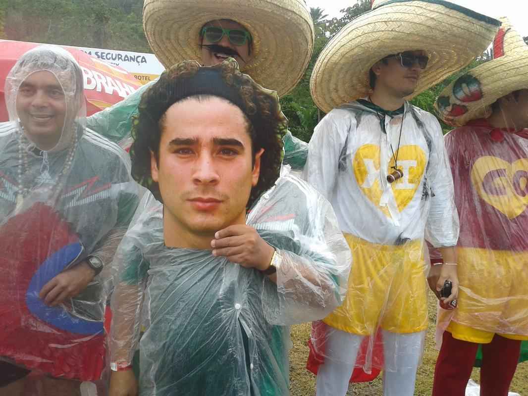 Torcedores mexicanos, croatas e brasileiros fizeram a festa no entorno da Arena Pernambuco