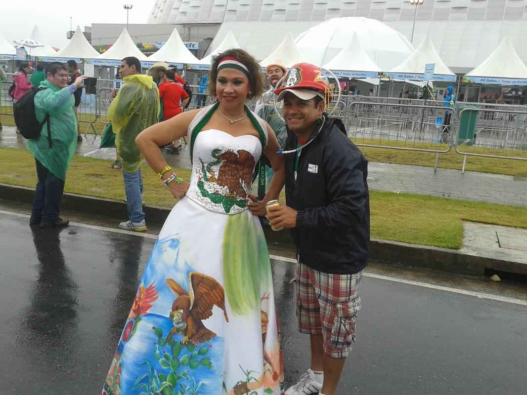 Torcedores mexicanos, croatas e brasileiros fizeram a festa no entorno da Arena Pernambuco
