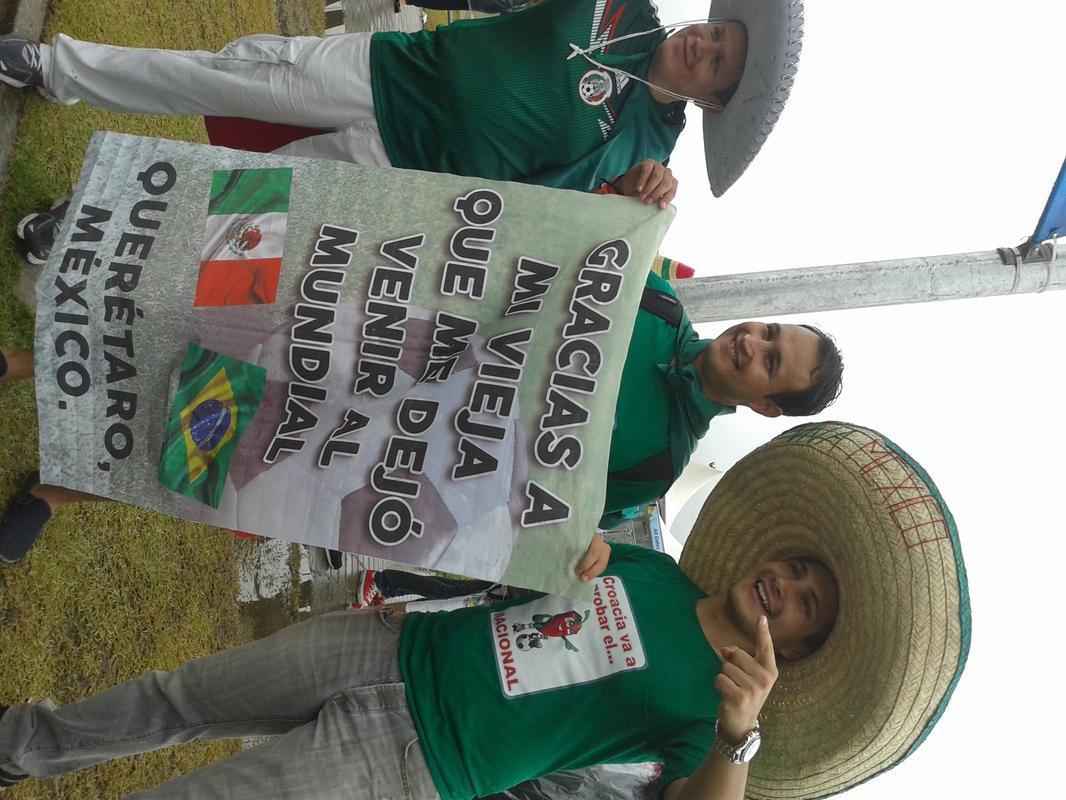 Torcedores mexicanos, croatas e brasileiros fizeram a festa no entorno da Arena Pernambuco