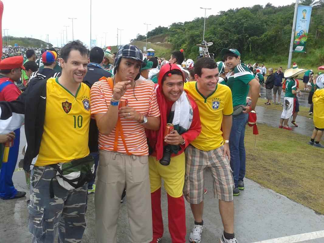 Torcedores mexicanos, croatas e brasileiros fizeram a festa no entorno da Arena Pernambuco