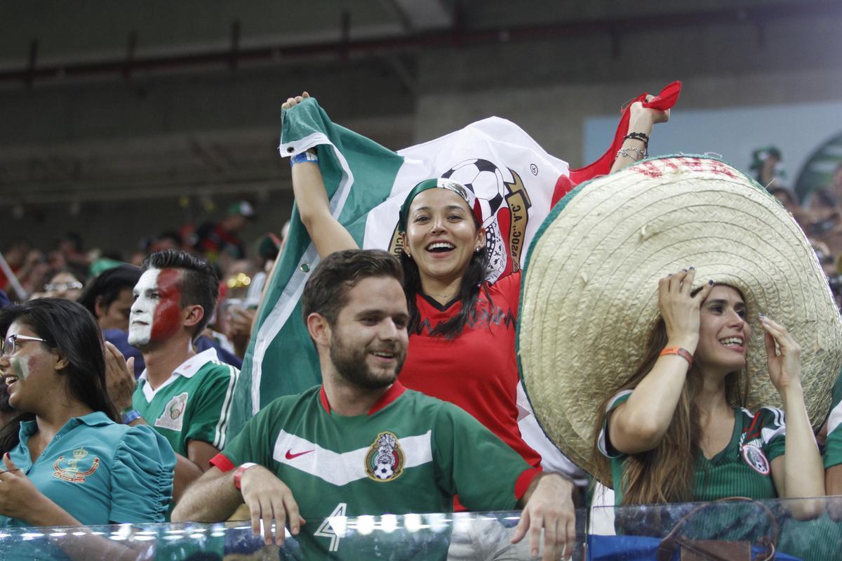 Mexicanos deram um colorido especial s arquibancadas da Arena Pernambuco