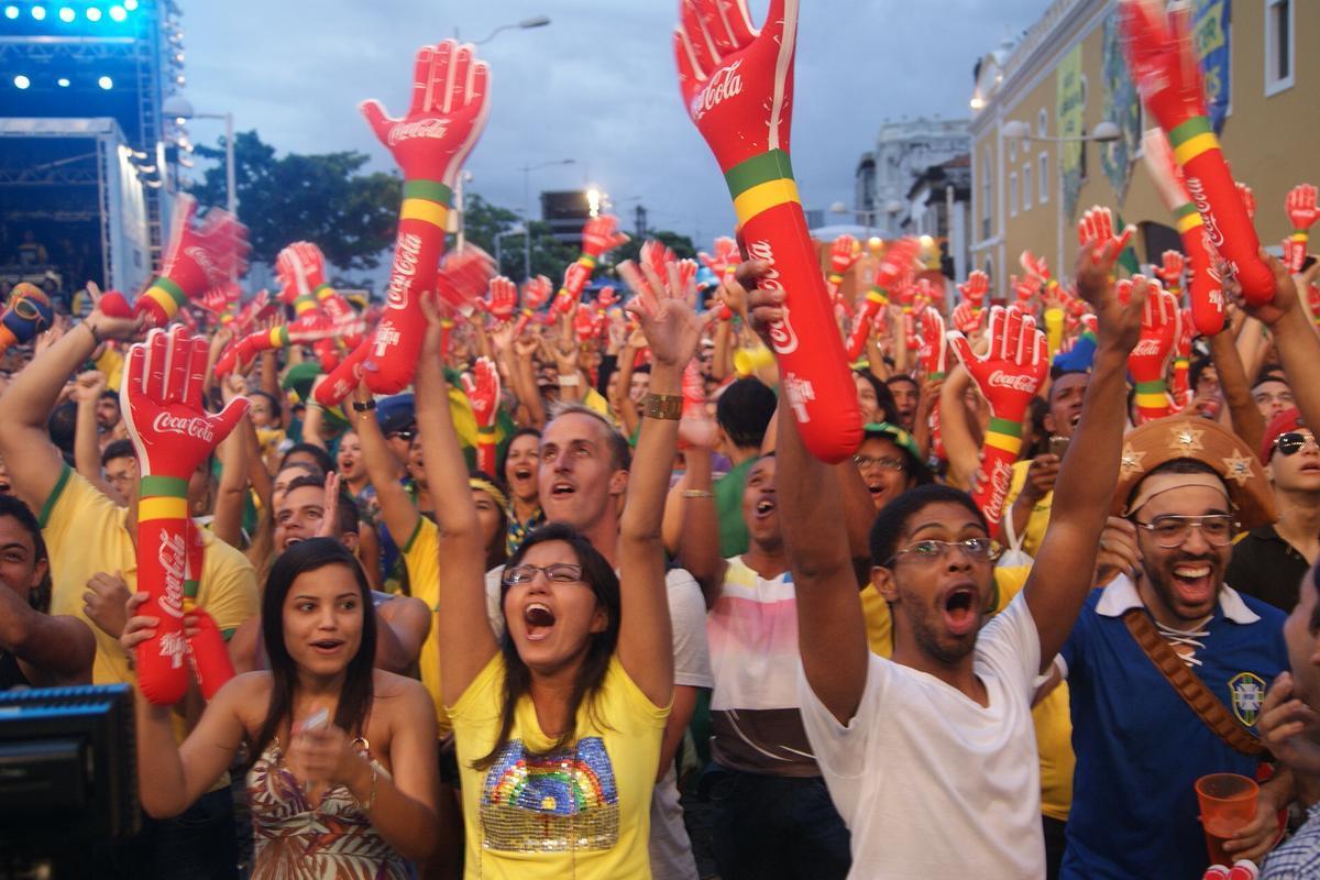 Apesar do tempo nublado e ameaa de chuva, pernambucanos e estrangeiros tomaram o Cais da Alfndega para assistir a ltima rodada do Grupo A
