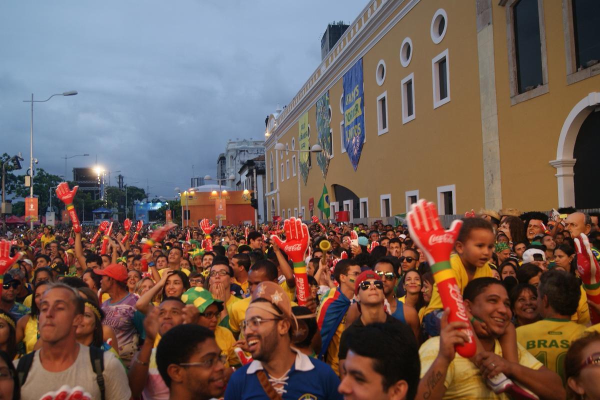 Apesar do tempo nublado e ameaa de chuva, pernambucanos e estrangeiros tomaram o Cais da Alfndega para assistir a ltima rodada do Grupo A