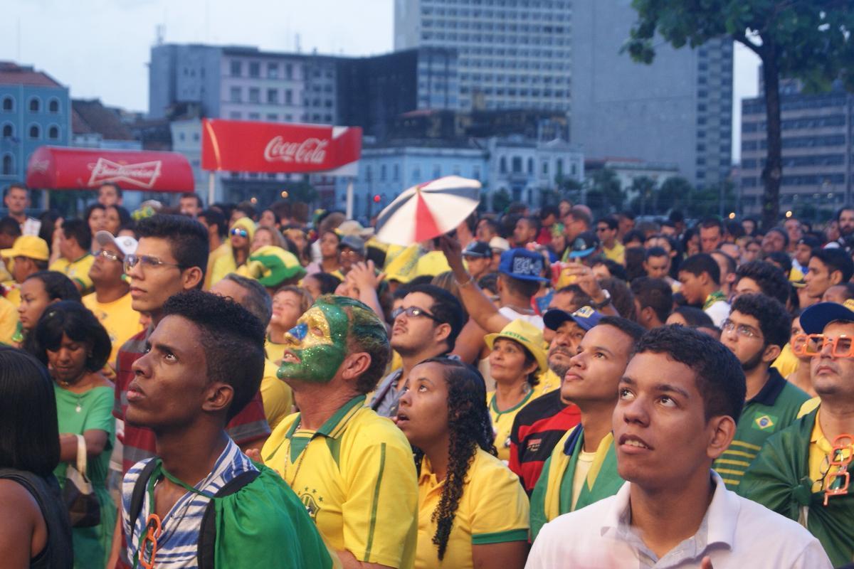 Apesar do tempo nublado e ameaa de chuva, pernambucanos e estrangeiros tomaram o Cais da Alfndega para assistir a ltima rodada do Grupo A