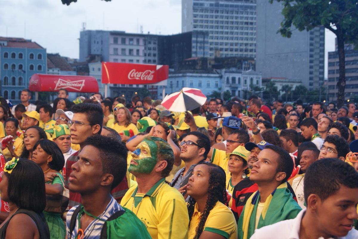 Apesar do tempo nublado e ameaa de chuva, pernambucanos e estrangeiros tomaram o Cais da Alfndega para assistir a ltima rodada do Grupo A