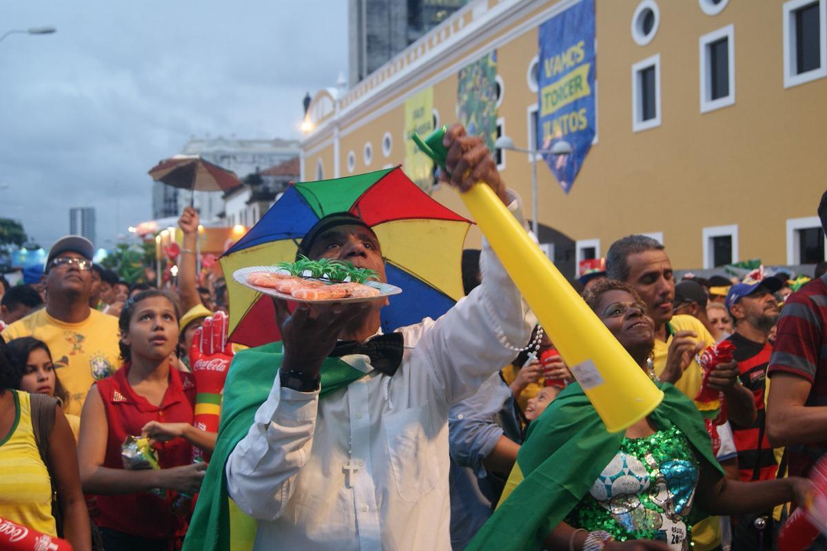 Apesar do tempo nublado e ameaa de chuva, pernambucanos e estrangeiros tomaram o Cais da Alfndega para assistir a ltima rodada do Grupo A