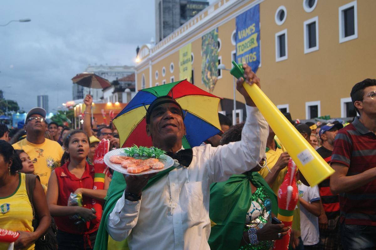Apesar do tempo nublado e ameaa de chuva, pernambucanos e estrangeiros tomaram o Cais da Alfndega para assistir a ltima rodada do Grupo A