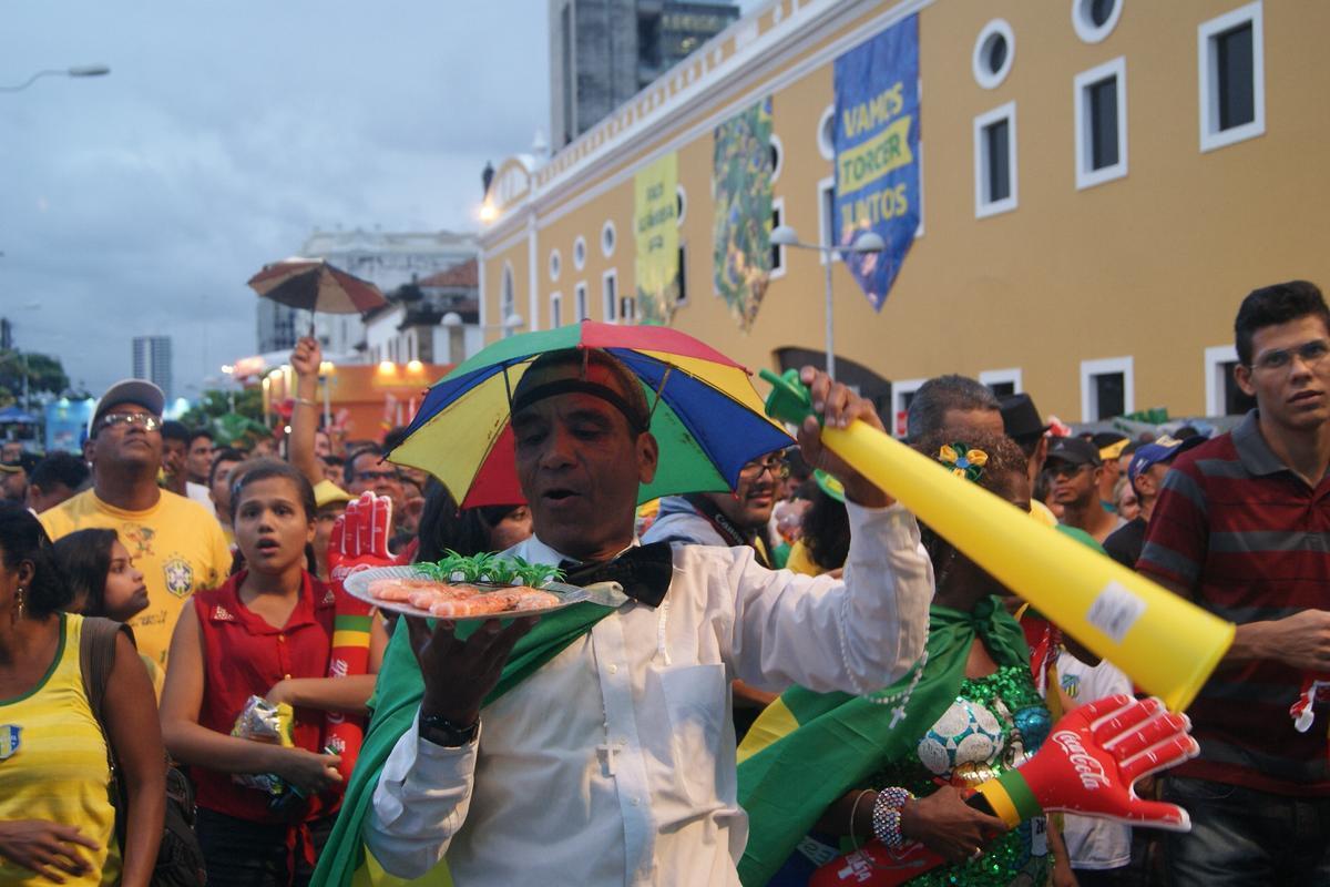 Apesar do tempo nublado e ameaa de chuva, pernambucanos e estrangeiros tomaram o Cais da Alfndega para assistir a ltima rodada do Grupo A